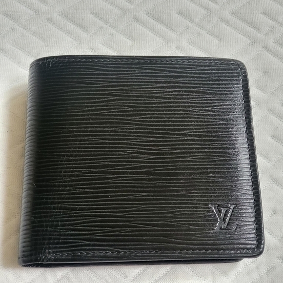 Louis Vuitton Epi Leather Bifold Wallet.. Authentic!! - Picture 1 of 13